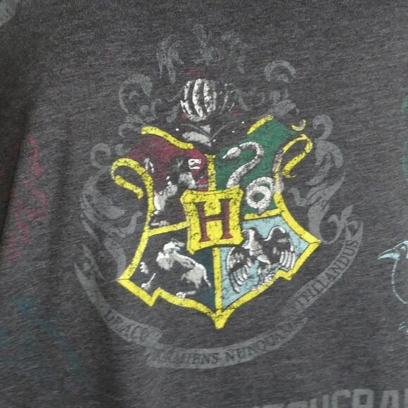 Harry Potter Hogwarts Distressed Graphic T Shirt S - Picture 7 of 9